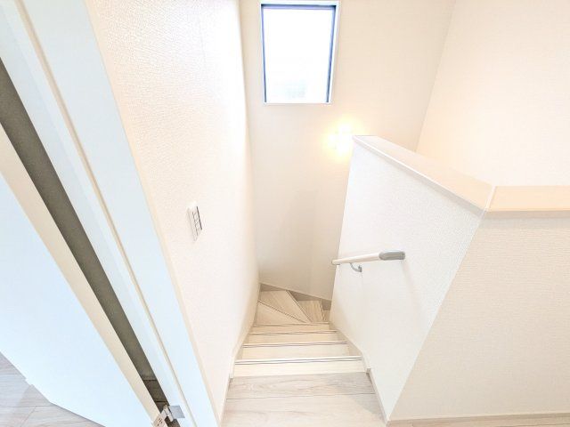 つくばみらい市谷井田　10期　新築戸建ての内装|窓付きで明るい階段は、手すり付きでお子様からご年配の方まで安心して上り下りができます♪