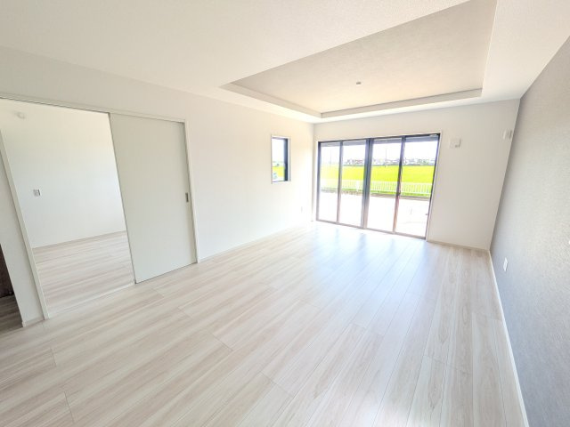 つくばみらい市谷井田　10期　新築戸建ての居間・リビング|家族の会話が自然と弾む、広々としたゆとりのLDK。南向きの窓からたっぷりの光が射し込む明るく快適な空間です。