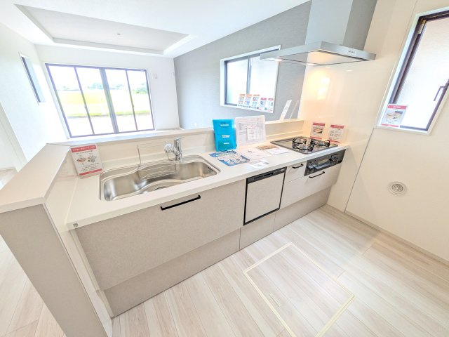 つくばみらい市谷井田　10期　新築戸建てのキッチン|料理がもっと楽しくなる広々としたワークトップ。お手入れしやすい素材を採用し、日々の掃除もラクラクこなせます。