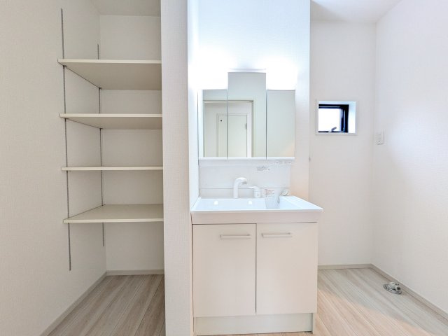 つくばみらい市谷井田　10期　新築戸建ての独立洗面台|三面鏡の洗面化粧台はミラー扉の内側がすべて収納スペースになっており、収納力も魅力的です♪
ボックスティッシュも収納可能で、可変トレイは収納物に応じて高さ調整ができます！
取り外して洗えるので清潔です♪