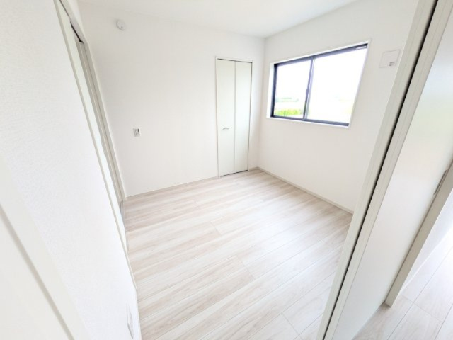 つくばみらい市谷井田　10期　新築戸建ての洋室|リビングと繋がる多目的スペース。引き戸を開ければ広々LDK、閉じれば客間や書斎、お子様の遊び場に早変わりします。日当たりも良好です♪