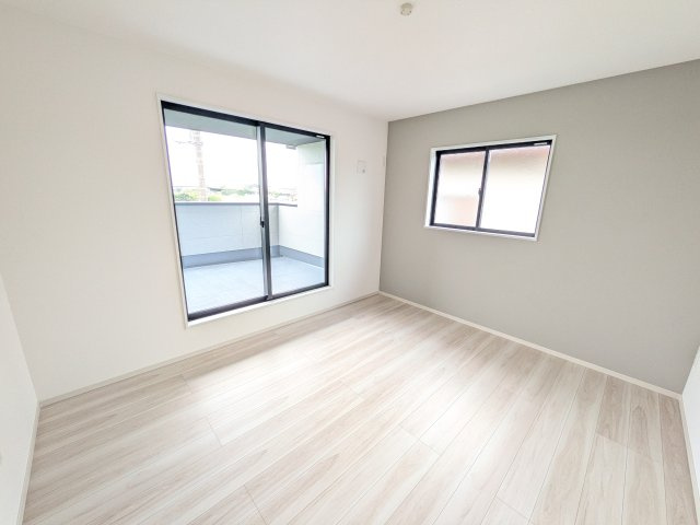 つくばみらい市谷井田　10期　新築戸建ての洋室|バルコニーに面した２面採光で明るく開放的な洋室です。
デザイン性の高いアクセントクロスで、落ち着いた雰囲気を演出。収納力たっぷりのWIC完備で、室内をすっきりと保てます♪