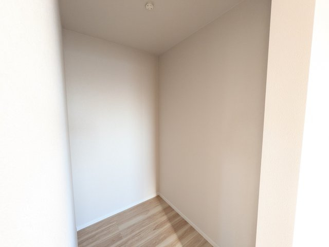 取手市藤代南　3期　新築戸建て　1号棟の収納|大容量のウォークインクローゼット。衣類はもちろん、スーツケースや季節の家電もまとめて収納でき、居室空間をすっきりと保ちます。