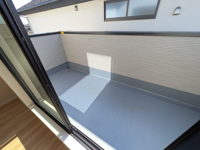 取手市藤代南　3期　新築戸建て　1号棟のバルコニー|洗濯物も布団もまとめて干せるワイド設計。
広々としたワイドバルコニーで、家事の効率が上がり、日々の暮らしが快適になります。