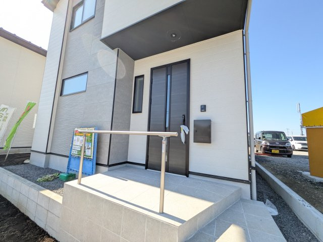 取手市藤代南　3期　新築戸建て　1号棟の玄関|お洒落な玄関ドアと洗練された外壁デザイン。家の顔にふさわしい上質な佇まいで、ご家族やお客様を迎えます。