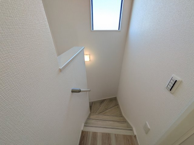 取手市藤代南　3期　新築戸建て　1号棟の内装|窓付きで明るい階段は、手すり付きでお子様からご年配の方まで安心して上り下りができます♪