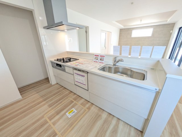 取手市藤代南　3期　新築戸建て　1号棟のキッチン|料理がもっと楽しくなる広々としたワークトップ。お手入れしやすい素材を採用し、日々の掃除もラクラクこなせます。