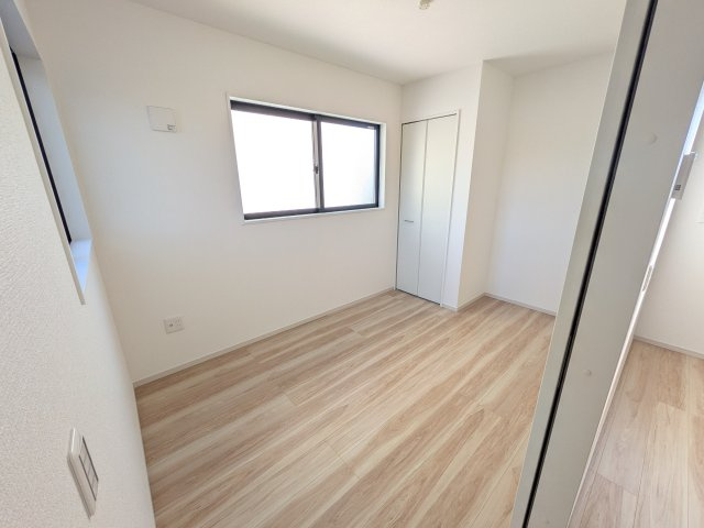 取手市藤代南　3期　新築戸建て　1号棟の洋室|リビングと繋がる多目的スペース。引き戸を開ければ広々LDK、閉じれば客間や書斎、お子様の遊び場に早変わりします。日当たりも良好です♪