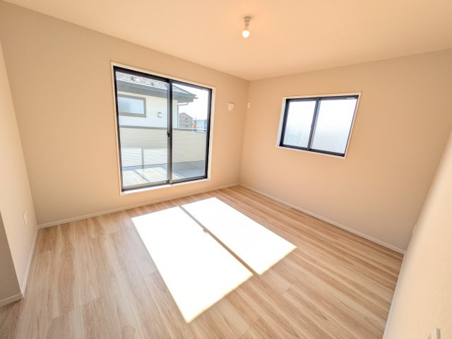 取手市藤代南　3期　新築戸建て　1号棟の洋室|バルコニーに面した２面採光で明るく開放的な洋室です。
デザイン性の高いアクセントクロスで、落ち着いた雰囲気を演出。収納力たっぷりのWIC完備で、室内をすっきりと保てます♪