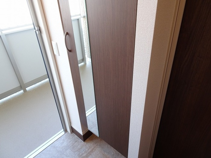 ショコラの玄関|トールタイプの姿見付シューズボックス