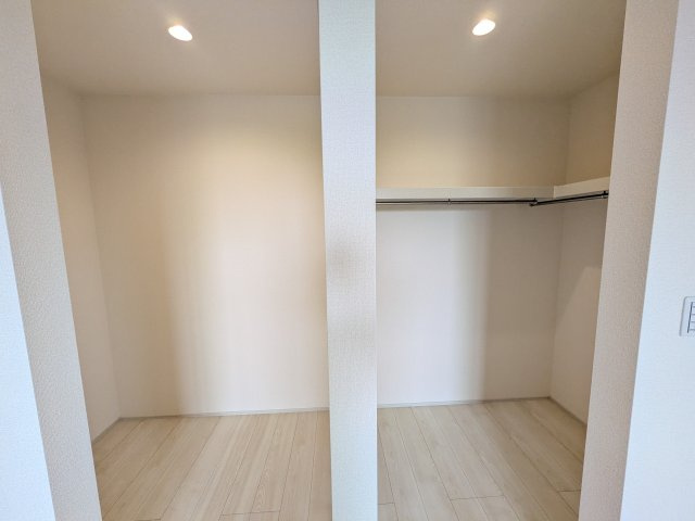 第1　常総市収納谷　新築戸建て　1号棟の収納|衣類や季節ものバッグ、帽子などの小物もまとめて収納できる広々としたウォークインクローゼット♪