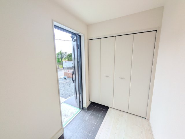 第1　常総市収納谷　新築戸建て　1号棟の玄関|家族全員の靴がスッキリ片付く大容量シューズボックス完備。
お客様を気持ちよく迎えられる、明るく清潔感あふれる玄関です。