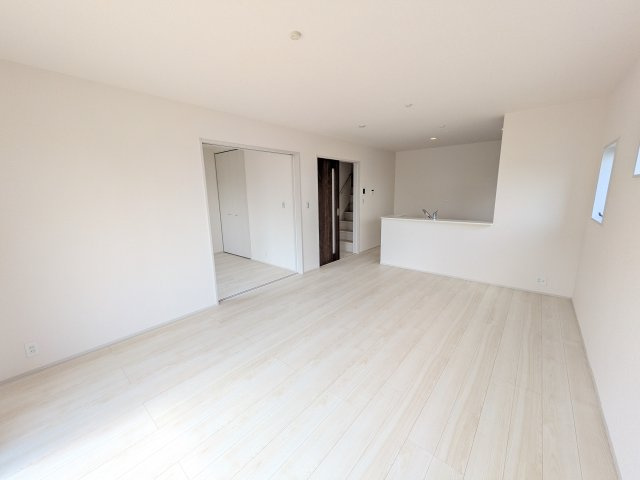 第1　常総市収納谷　新築戸建て　1号棟の居間・リビング|南向きで明るく陽当たりの良いリビングです♪
