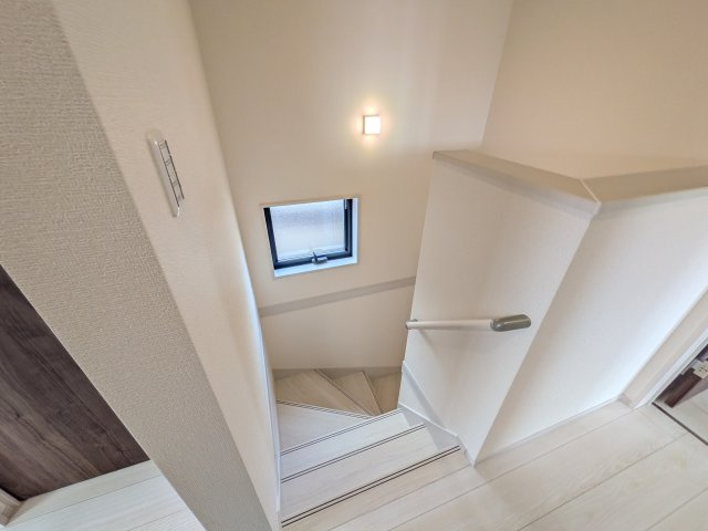 第1　常総市収納谷　新築戸建て　1号棟の内装|窓付きで明るい階段は、手すり付きでお子様からご年配の方まで安心して上り下りができます♪