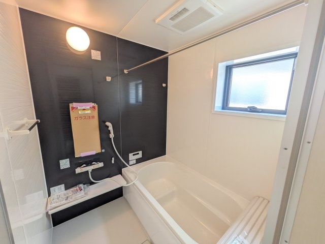第1　常総市収納谷　新築戸建て　1号棟の浴室|1坪タイプのゆったりとしたバスルームは浴室暖房換気乾燥機付きで、どんな季節でも快適なバスタイムを満喫出来ます♪
窓付きで明るく開放的なところも良いですね！
