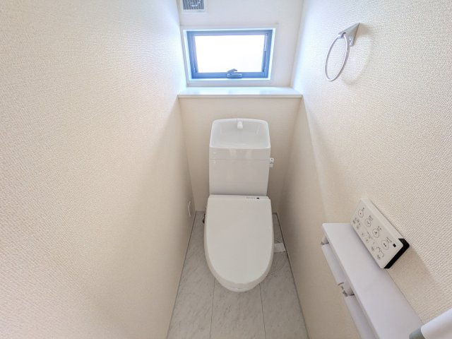 第1　常総市収納谷　新築戸建て　1号棟のトイレ|窓付きで明るく白を基調とした清潔感のあるトイレは温水洗浄便座付きです♪
