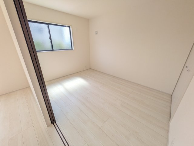 第1　常総市収納谷　新築戸建て　1号棟の洋室|リビングと繋がる多目的スペース。引き戸を開ければ広々LDK、閉じれば客間や書斎、お子様の遊び場に早変わりします。
