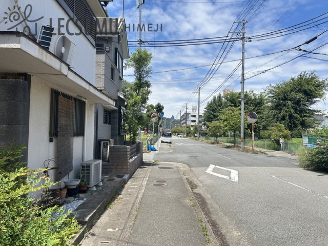 姫路市飾磨区英賀宮町2丁目/中古戸建の前面道路含む現地写真