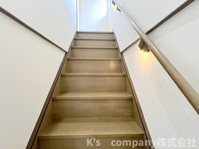◎高座郡寒川町倉見　中古戸建の収納|手すり付きの階段☆小さなお子様やご年配の方にも優しい仕様◇