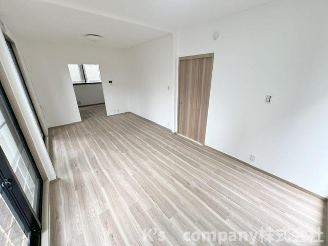 ◎高座郡寒川町倉見　中古戸建の居間・リビング|3か所の大きな窓から明るい日差しが差し込み温かみのあるリビングスペース◇