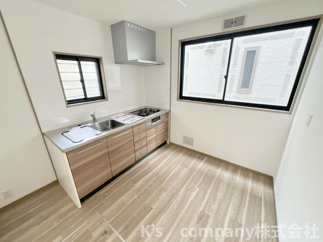 ◎高座郡寒川町倉見　中古戸建のキッチン|2面採光の明るいキッチン☆自然光が手元を明るく照らしてくれます♪