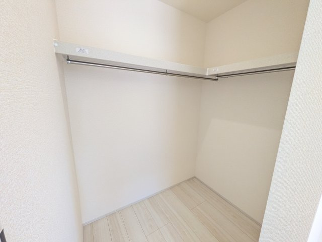 第1　常総市収納谷　新築戸建て　2号棟の収納|衣類や季節ものバッグ、帽子などの小物もまとめて収納できる広々としたウォークインクローゼット♪