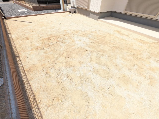 第1　常総市収納谷　新築戸建て　2号棟の庭|リビングに明るい光を届ける南庭。
お子様の遊び場やペットのスペースとしても最適です。
室内外で心地よい暮らしが叶います。