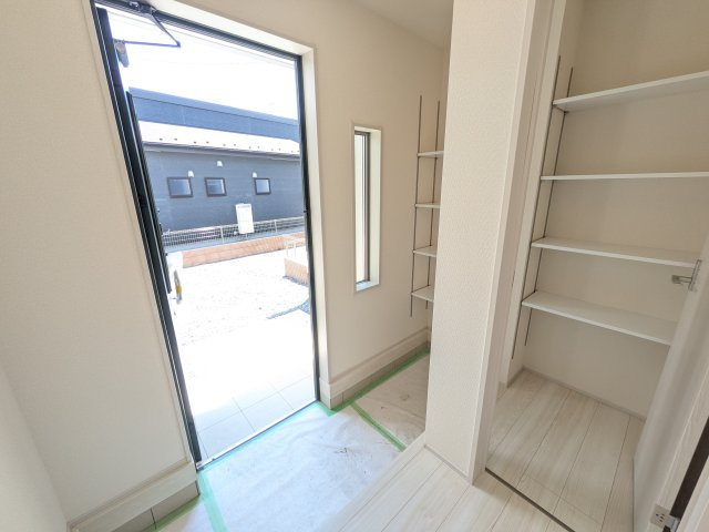 第1　常総市収納谷　新築戸建て　2号棟の玄関|家族全員の靴がスッキリ片付く大容量シューズボックス完備。
お客様を気持ちよく迎えられる、明るく清潔感あふれる玄関です。