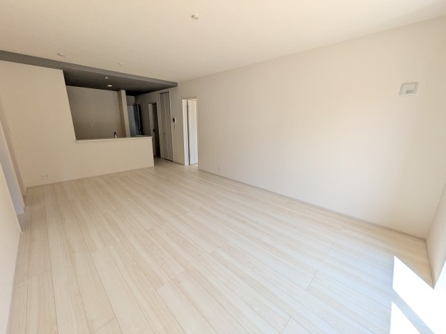 第1　常総市収納谷　新築戸建て　2号棟の居間・リビング|家族の会話が自然と弾む、広々としたゆとりのLDK。南向きの窓からたっぷりの光が射し込む明るく快適な空間です。