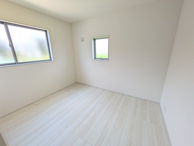 第1　常総市収納谷　新築戸建て　2号棟の洋室|たっぷり収納と明るい窓で、片付けも気持ち良くできる洋室。
お子様の「自分の部屋が欲しい」という夢を叶えます。