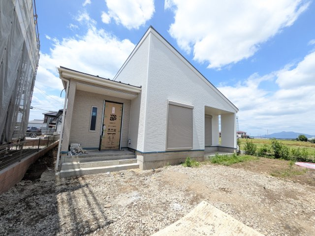 第1　常総市収納谷　新築戸建て　2号棟の外観|【月々4万円台〜】
写真だけでは伝わらない快適さを、ぜひ現地で体感しませんか？
即日見学可能です！平日のご案内も可能です♪
お気軽にお問合せください！