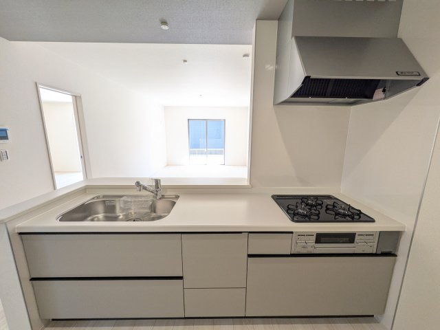 第1　常総市収納谷　新築戸建て　2号棟のキッチン|対面式カウンターでリビングとの一体感を演出。使いやすい動線と豊富な収納で、毎日の料理時間も快適に過ごせます。