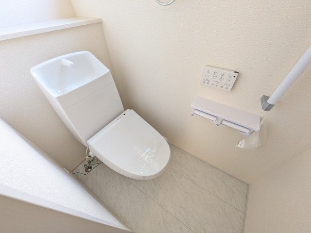 第1　常総市収納谷　新築戸建て　2号棟のトイレ|窓付きで明るく白を基調とした清潔感のあるトイレは温水洗浄便座付きです♪
