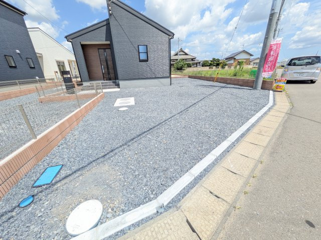 第1　常総市収納谷　新築戸建て　3号棟の駐車場|駐車は5台以上可能です♪
現地案内会開催中です！ 平日のご見学も可能です。 お気軽にお問い合わせください♪ 【リアライズ不動産】 0297-86-8370まで♪