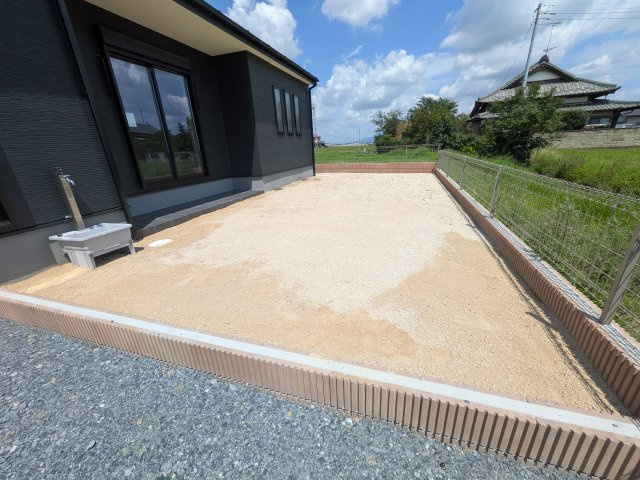 第1　常総市収納谷　新築戸建て　3号棟の庭|リビングに明るい光を届ける南庭。
お子様の遊び場やペットのスペースとしても最適です。
室内外で心地よい暮らしが叶います。