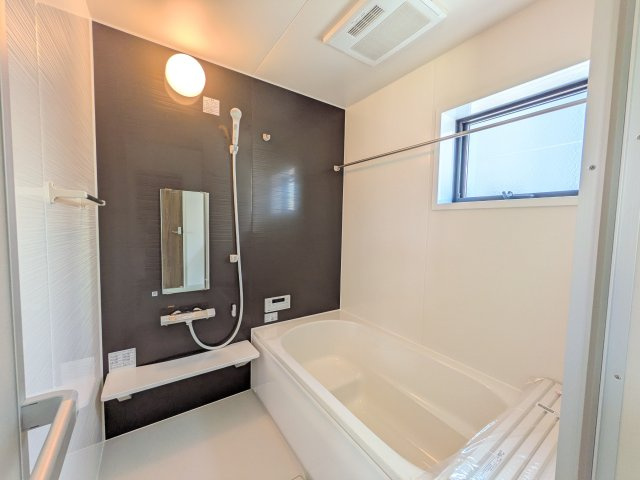 第1　常総市収納谷　新築戸建て　3号棟の浴室|1坪タイプのゆったりとしたバスルームは浴室暖房換気乾燥機付きで、どんな季節でも快適なバスタイムを満喫出来ます♪
窓付きで明るく開放的なところも良いですね！