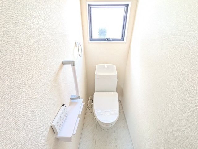 第1　常総市収納谷　新築戸建て　3号棟のトイレ|窓付きで明るく白を基調とした清潔感のあるトイレは温水洗浄便座付きです♪
