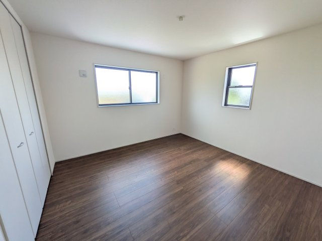 第1　常総市収納谷　新築戸建て　3号棟の洋室|たっぷりの陽光と心地よい風が入る２面採光。
毎朝、爽やかな目覚めをサポートする、快適なベッドルームです。