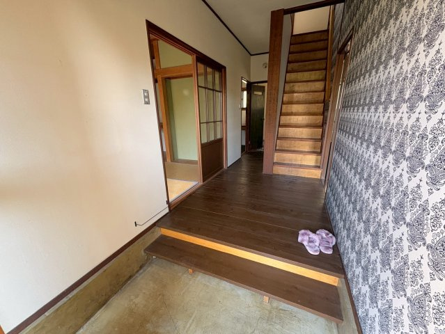 富雄北1丁目貸家の玄関