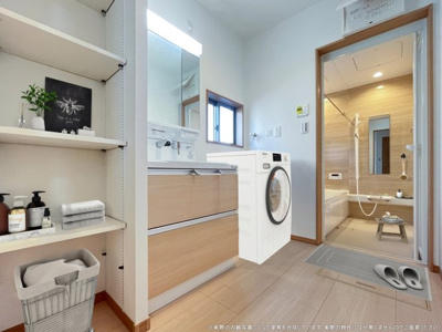 【脱衣所】 | ワイウッドコート加須市多門寺第11期　新築住宅 | 【洗面脱衣所　CG家具設置イメージ】
※画像内に含まれる家具家電はCGで作成したイメージです。