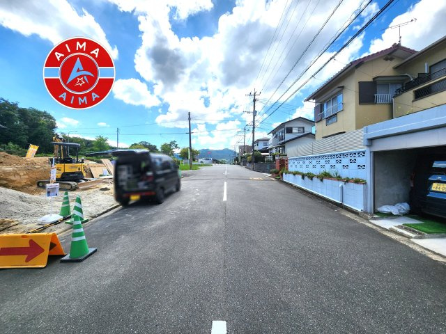筑紫野市むさしヶ丘1丁目第1-2棟（1号棟）の外観|前面道路含む現地の写真です。
