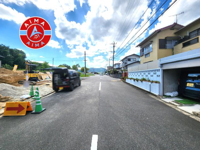 筑紫野市むさしヶ丘1丁目第1-2棟（2号棟）の外観|前面道路含む現地の写真です。