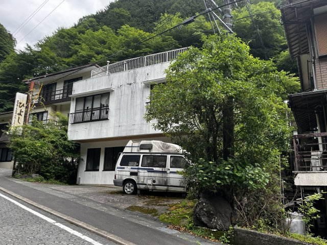 売中古戸建　静岡市葵区梅ヶ島の外観|コンクリート造で安心・快適。渓流と温泉を楽しめる和風旅館です。
