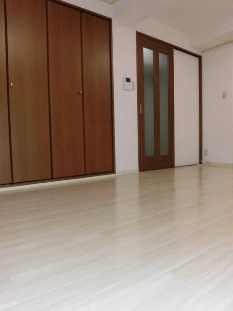 成子坂ハイツの寝室|たっぷりとした収納スペースです