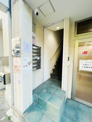 本郷BAMBIビルのエントランス