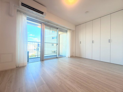 【洋室】 | ライオンズマンション青葉台 | ◆室内はいつも明るい印象なので気持ちの良い朝を迎えられます。各部屋にはクローゼットを完備しており、収納が多いお家はすっきりして快適空間です。