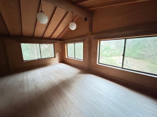 売中古戸建　静岡市葵区湯ノ島の洋室|木の温もりあふれるログハウス。