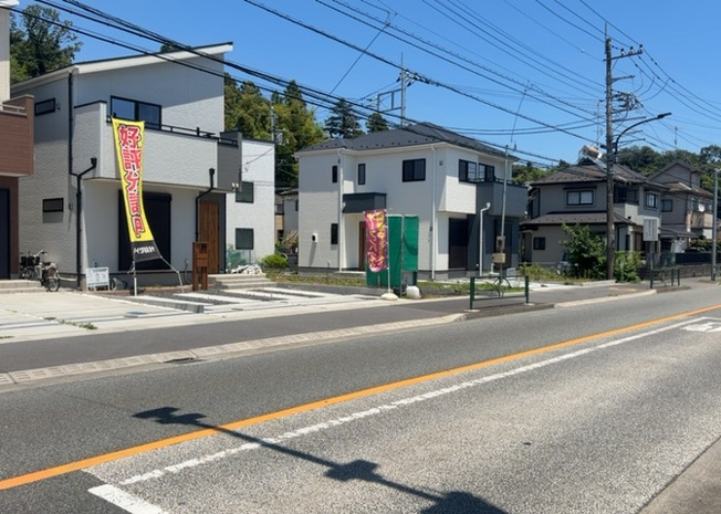 【前面道路含む現地写真】 | お持ちの車種によっては前面道路が広い方が便利でしょう。しかし、前面道路が広ければその分交通量が多くなるため、騒音などが気になる場合があります。実際に現地を見学し、周辺交通量や騒音などを確認しましょう！