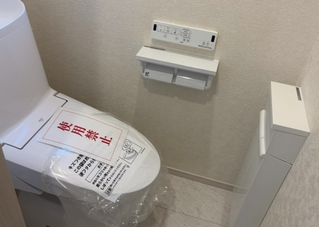 【トイレ】 | トイレは大きさや形、機能、抗菌性などが異なる多種多彩なタイプが各メーカーから出ています。それぞれに良さがあるため、事前にどういったタイプのトイレがいいのかをご家庭内で決めて、内見に行くといいでしょう。