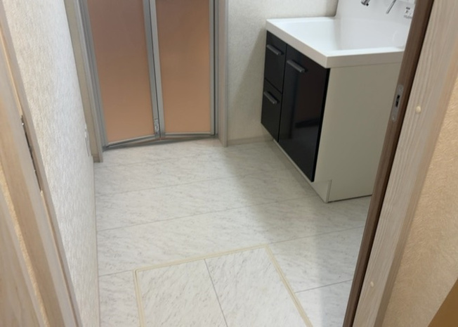 【脱衣所】 | 多くの戸建て住宅で見かける洗面脱衣所は、洗面台と洗濯機が2畳ほどのスペースに並べられていて、洗面所が脱衣所を兼ね備えている間取りが一般的です。お客様が利用することもある、パブリックな空間でもあります。